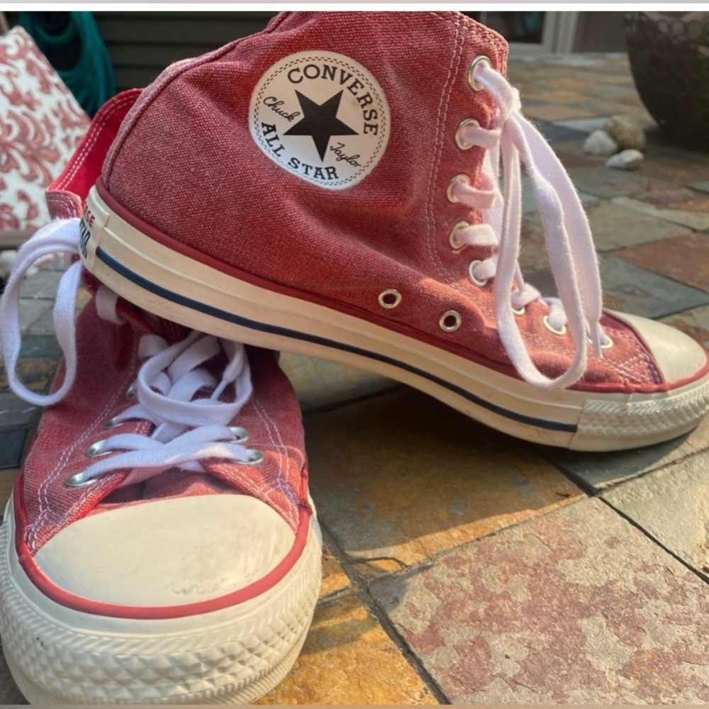 EUC Women’s Red Converse size 10